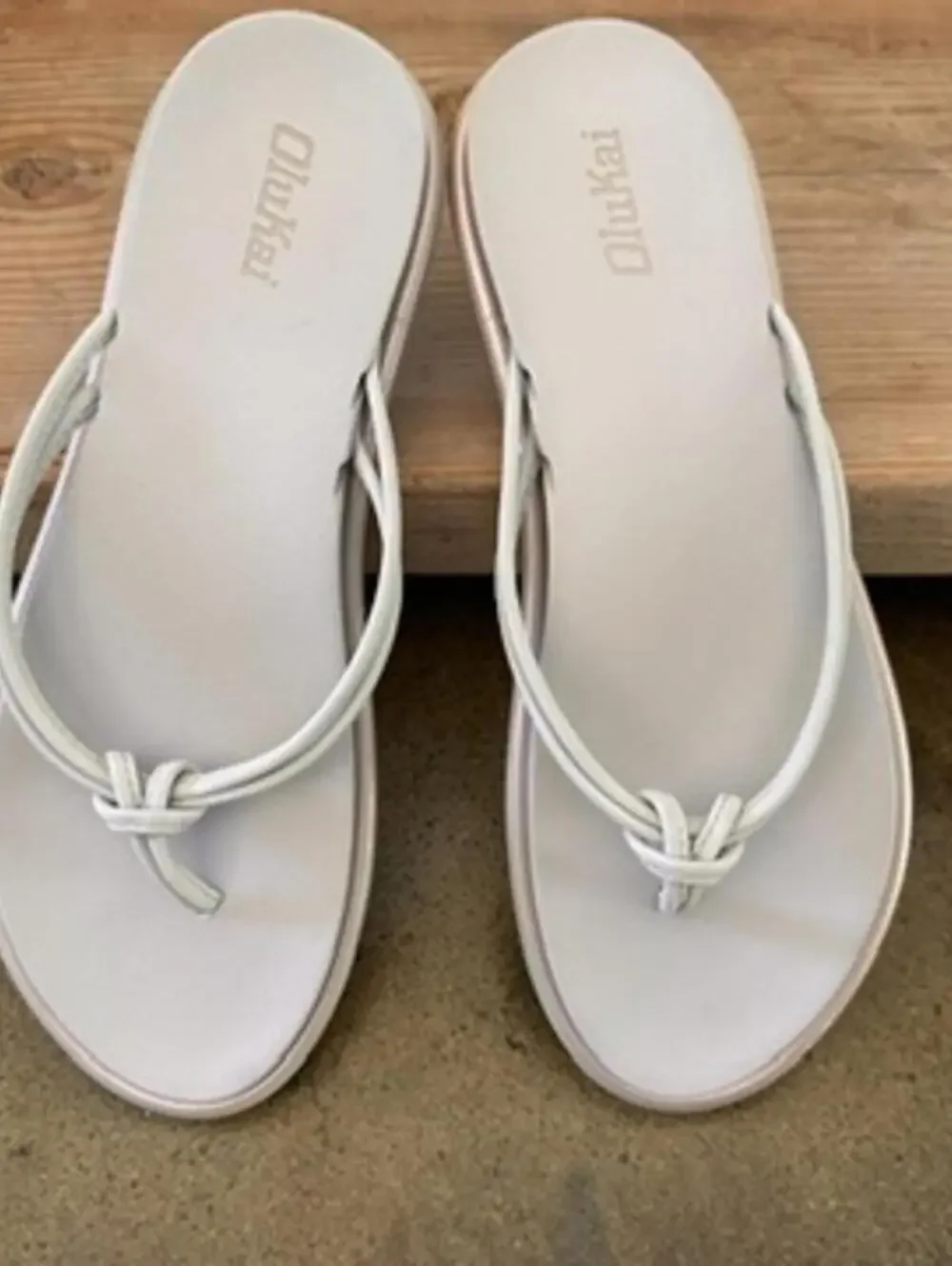 OluKai Aka Women's Size 7 flip-flop Silver Sandals Knotted